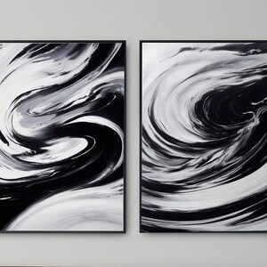 Può includere: Due dipinti astratti in bianco e nero con motivi a spirale. I dipinti sono incorniciati con cornici nere.