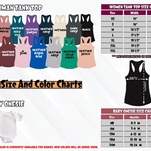 K&ouml;nnte beinhalten: Gr&ouml;&szlig;entabelle f&uuml;r Damen-Tanktops und Baby-Bodys. Die Tabelle zeigt die verschiedenen Gr&ouml;&szlig;en und die entsprechenden Ma&szlig;e in Zoll. Die Tanktop-Farben umfassen Wei&szlig;, Heather Mauve, Heather Teal, Heather Purple, Heather Navy, Natur, Dunkelgrau, Schwarz, Heather Red, Heather Maroon, Pink, Heather Royal Blue, Heather Grey, Heather Kelly Green und Heather Peach. Die Body-Farben umfassen Wei&szlig;.