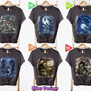 K&ouml;nnte beinhalten: Sechs verschiedene Designs von grauen T-Shirts mit Wolf-Illustrationen. Die Designs beinhalten W&ouml;lfe, die zum Mond heulen, W&ouml;lfe mit Blitzen und W&ouml;lfe in einer Waldlandschaft. Die T-Shirts sind alle im gleichen Stil und in der gleichen Farbe gehalten, aber jedes hat ein einzigartiges Wolfsdesign.