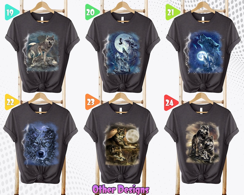 K&ouml;nnte beinhalten: Sechs verschiedene Designs von grauen T-Shirts mit Wolf-Illustrationen. Die Designs beinhalten W&ouml;lfe, die zum Mond heulen, W&ouml;lfe mit Blitzen und W&ouml;lfe in einer Waldlandschaft. Die T-Shirts sind alle im gleichen Stil und in der gleichen Farbe gehalten, aber jedes hat ein einzigartiges Wolfsdesign.