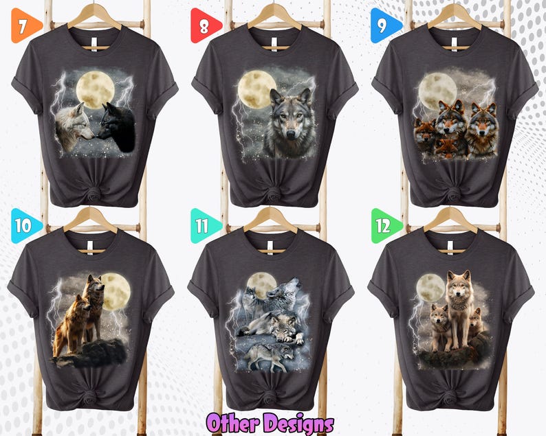 K&ouml;nnte beinhalten: Zehn verschiedene Designs von grauen T-Shirts mit Wolfs-Illustrationen mit Vollmond und Blitzen. Die Designs beinhalten ein Wolfspaar, einen einsamen Wolf und einen Wolfsrudel.