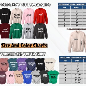 K&ouml;nnte beinhalten: Gr&ouml;&szlig;en- und Farbtabellen f&uuml;r Sweatshirts und T-Shirts f&uuml;r Kleinkinder und Jugendliche. Die Tabellen zeigen verschiedene Farben und Gr&ouml;&szlig;en f&uuml;r Sweatshirts und T-Shirts. Die Gr&ouml;&szlig;en sind 2T, 3T, 4T, 5T, S, M, L und XL. Die Farben umfassen Schwarz, Royal Beige, Pink, Rot, Royal Maroon, Gr&uuml;n, Hellgrau, Dunkelgrau, Wei&szlig;, Heather Mauve, Deep Teal, Heather Purple, Heather Navy, Natur, Heather Red, Heather Maroon, Pink, Heather Peach, Heather Royal Blue, Heather Grey, Dark Grey und Heather Kelly Green.
