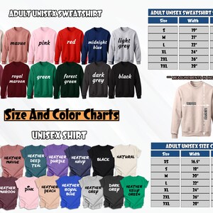 K&ouml;nnte beinhalten: Gr&ouml;&szlig;en- und Farbtabellen f&uuml;r Unisex-Sweatshirts und T-Shirts. Die Tabellen zeigen verschiedene Farben und Gr&ouml;&szlig;en f&uuml;r beide Arten von Kleidung. Die Sweatshirt-Tabelle zeigt Gr&ouml;&szlig;en von S bis 3XL mit entsprechenden Breiten- und L&auml;ngenma&szlig;en in Zoll. Die T-Shirt-Tabelle zeigt Gr&ouml;&szlig;en von XS bis 3XL mit entsprechenden Breiten- und L&auml;ngenma&szlig;en in Zoll.