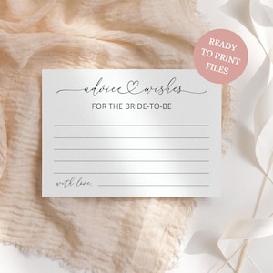 Pode incluir: Um cartão retangular branco com texto preto que diz advice wishes FOR THE BRIDE-TO-BE, com seis linhas horizontais para escrever e a frase with love no canto inferior esquerdo. Um emblema circular rosa indica READY TO PRINT FILES.