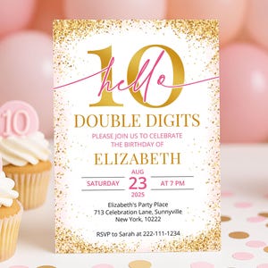 Può includere: Un invito di compleanno con dettagli glitterati dorati e il numero 10 in oro. L'invito recita "Double Digits" e include il nome "Elizabeth", la data, l'ora e il luogo della festa. Cupcake con decorazioni rosa "10" in primo piano.