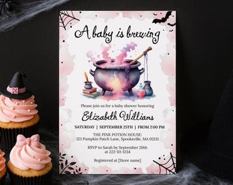 Op de afbeelding: Een uitnodiging voor een babyshower met een aquarelontwerp. De uitnodiging toont een ketel met roze stoom, vleermuizen en spinnenwebben. De tekst bevat "A baby is brewing" en details voor de babyshower van Elizabeth Williams.