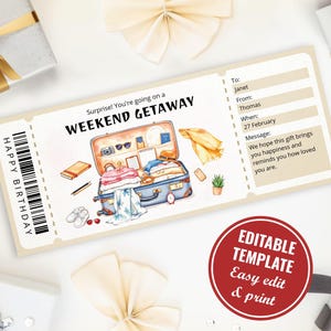 Può includere: Un biglietto regalo rettangolare con il testo Surprise! You're going on a WEEKEND GETAWAY e HAPPY BIRTHDAY e un codice a barre. Al centro è raffigurata una valigia aperta con vestiti, una fotocamera e accessori. Sono inclusi campi per To, From, When e Message.