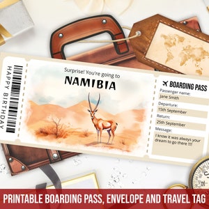 Puede incluir: Un pase de embarque imprimible con un paisaje desértico y una ilustración de antílope, que anuncia un viaje a Namibia. El pase incluye los datos del pasajero, las fechas de salida y regreso, y un mensaje. También se incluye una etiqueta de viaje y un sobre.