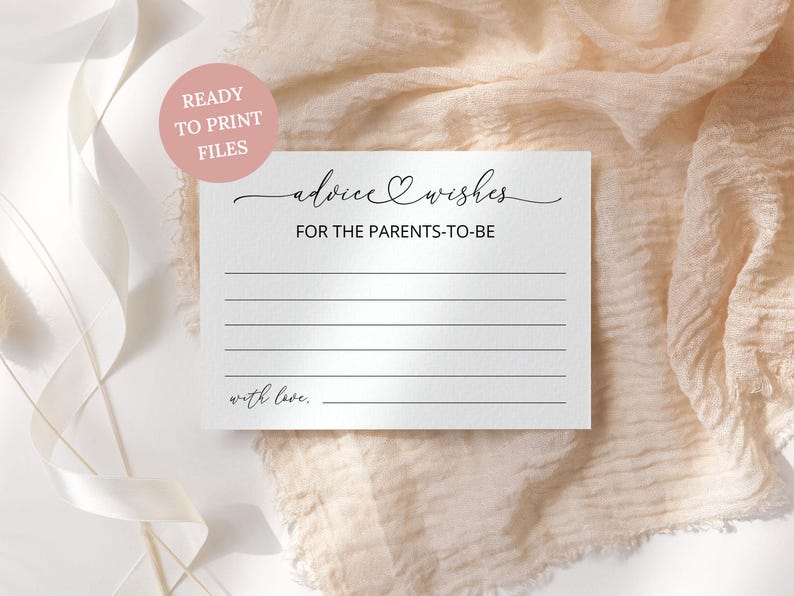 Pu&ograve; includere: Una carta rettangolare bianca con il testo nero advice wishes for the parents-to-be, seguito da sei linee orizzontali per scrivere e la frase with love. Un badge circolare rosa nell'angolo in alto a sinistra riporta ready to print files.