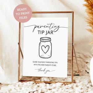 Puede incluir: Un letrero blanco enmarcado con las palabras "parenting TIP JAR" y un dibujo de un tarro con un corazón. El letrero anima a compartir consejos de crianza con los futuros padres. Un círculo rosa con "READY TO PRINT FILES" está en la esquina superior izquierda.