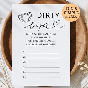 Könnte beinhalten: Eine weiße, bedruckbare Babyparty-Spielkarte mit den Worten "DIRTY diaper" und einer Windelillustration. Die Karte enthält Ausfüllzeilen und den Text "RATE, WELCHER SCHOKORIEGEL DAS CHAOS VERURSACHT HAT. DU KANNST SEHEN, RIECHEN UND SCHMECKEN (WENN DU DICH TRAUST)!"