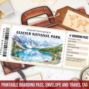 Op de afbeelding: Een rechthoekige instapkaart met een aquarelillustratie van een bergmeer, met de tekst Surprise! You're going to GLACIER NATIONAL PARK, HAPPY BIRTHDAY, en velden voor passagiersnaam, vertrek, terugkeer en een persoonlijk bericht.
