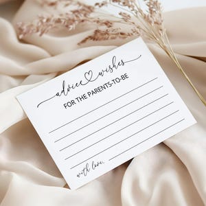 Pu&ograve; includere: Un cartoncino rettangolare bianco con testo nero che recita advice & wishes FOR THE PARENTS-TO-BE, dotato di diverse linee orizzontali per scrivere e la frase with love. in basso, presentato in un layout pulito per eventi.