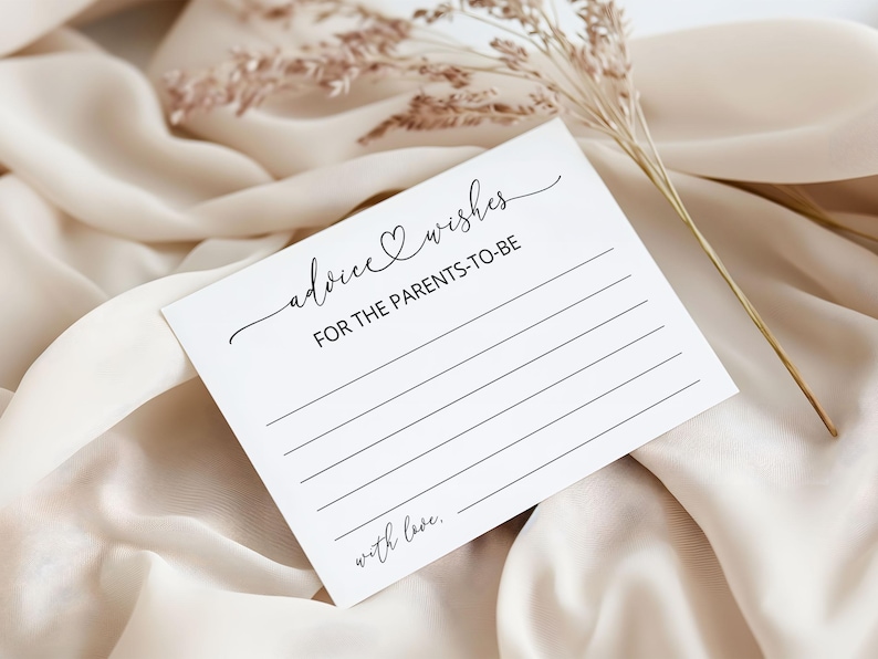 Pu&ograve; includere: Un cartoncino rettangolare bianco con testo nero che recita advice & wishes FOR THE PARENTS-TO-BE, dotato di diverse linee orizzontali per scrivere e la frase with love. in basso, presentato in un layout pulito per eventi.