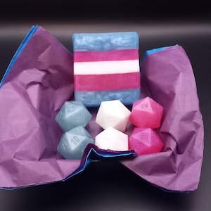 Trans Pride D20 Seifenwürfel-Set: Handgefertigtes Geschenk für Gamer | Für empfindliche Haut geeignet |