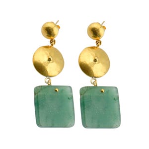 Peut inclure: Une paire de boucles d'oreilles dorées avec fermoir à tige. Chaque boucle d'oreille comprend un petit clou rond, un disque martelé et une pierre carrée vert clair. Les boucles d'oreilles sont conçues pour les oreilles percées.