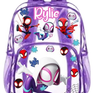Könnte beinhalten: Lilafarbener Rucksack mit Spider-Man-Figuren. Der Rucksack hat einen Griff und ist mit verschiedenen Spider-Man-Grafiken verziert, einschließlich des Namens "Rylie". Das Design umfasst Spider-Man-Masken und Spinnennetzdetails.