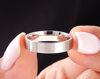 Fede nuziale in platino da 4 mm: piatta, satinata opaca, vestibilità comoda.
