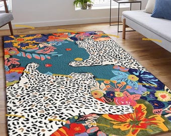 Könnte beinhalten: Ein bunter Teppich mit einem blaugrünen Hintergrund, der ein weißes Leopardenmuster mit floralen Akzenten in den Farben Rosa, Rot, Orange, Gelb und Blau zeigt.