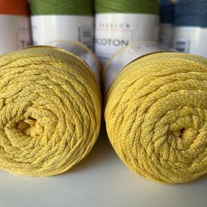 sac cabas fourre tout à bandoulière tricoté main au crochet bleu ou beige idéal été plage vacances cadeau jaune