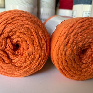 sac cabas fourre tout à bandoulière tricoté main au crochet bleu ou beige idéal été plage vacances cadeau orange