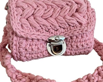 chic and trendy pink handbag, shoulder strap or hand-carried, hand-woven crochet with removable pompom and shoulder strap