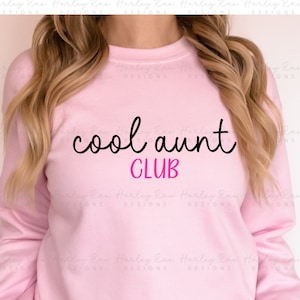 Op de afbeelding: Een roze sweatshirt met de tekst "cool aunt club" in zwarte en roze letters.