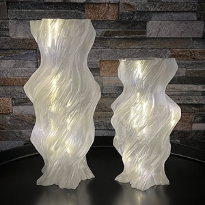 Ausgefallene Dekolampe mit LED-Lichterkette 3D gedruckt Modernes Design in Weiß und Transparent Bild 1