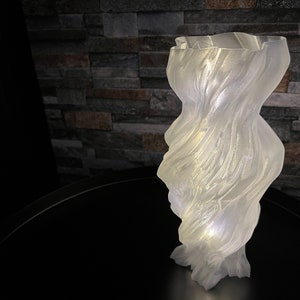 Ausgefallene Dekolampe mit LED-Lichterkette 3D gedruckt Modernes Design in Weiß und Transparent Bild 3