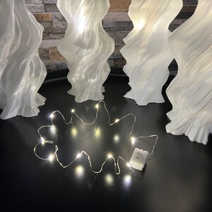 Ausgefallene Dekolampe mit LED-Lichterkette 3D gedruckt Modernes Design in Weiß und Transparent Bild 6