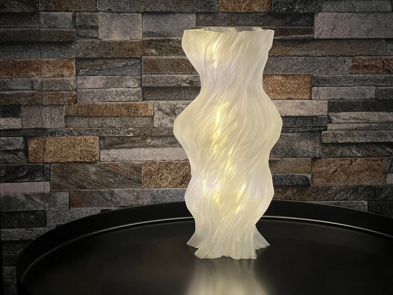 Ausgefallene Dekolampe mit LED-Lichterkette 3D gedruckt Modernes Design in Weiß und Transparent Bild 2