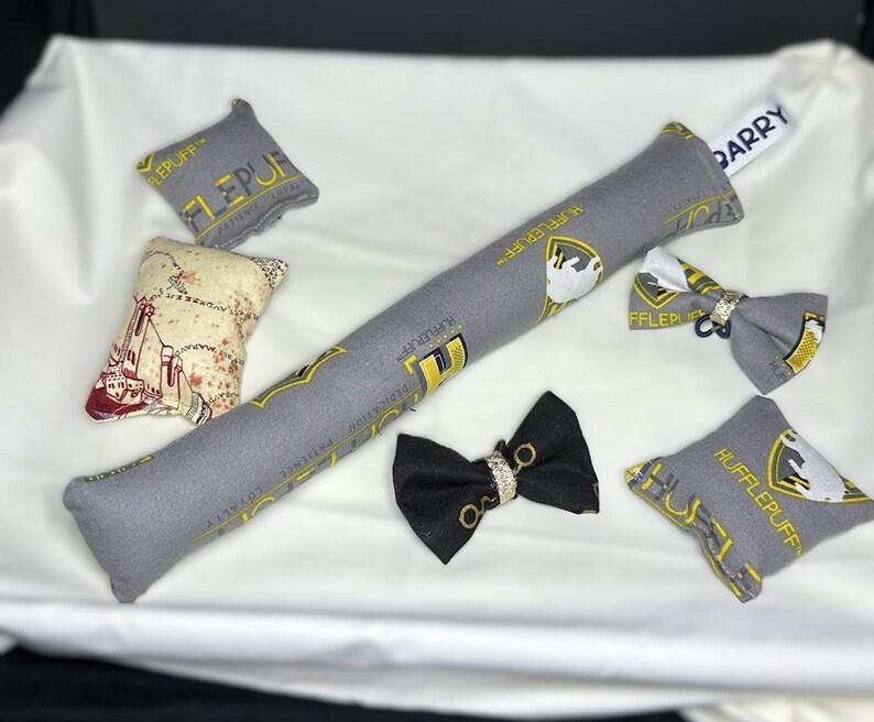 Ensemble d'herbe à chat maison Harry Potter | Coussins d'herbe à chat, tubes de protection et noeuds de collier | Jouets pour chats Gryffondor, Serpentard, Poufsouffle et Serdaigle image 3