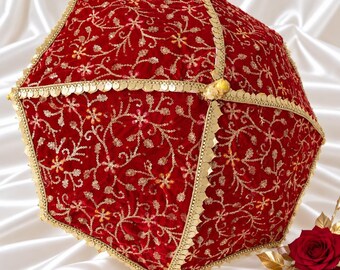Paraguas de boda punjabi rojo y dorado - Chattar decorativo bordado con lentejuelas para ceremonias de boda indias, Jaggo y Maiyan.