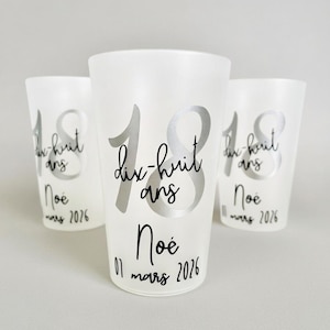 Peut inclure: Trois verres blancs givrés avec du texte argenté. Les verres portent le chiffre "18" et les mots "dix-huit ans" et "Noé", ainsi que la date "01 mars 2026".