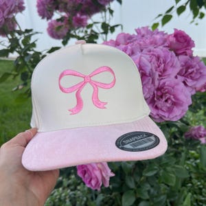 Geborduurde vintage truckerhoed met strik Geborduurd / truckerhoed / happy hour / roze strik / dameshoed / zwarte strik/hoed