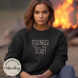 Stärker als der Sturm Sweatshirt / Kleidung / Sweatshirt / Geschenk / Urlaub tragen / Süßes Sweatshirt / Geschenke für Sie / Hoodie / Trending / Sturm