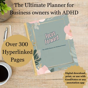 Peut inclure: Un planificateur à spirales avec une couverture bleu-vert portant l'inscription "Focus Forward" et des motifs floraux. Le texte "The Ultimate Planner for Business owners with ADHD" est en haut. Le planificateur contient plus de 300 pages hyperliées.