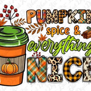 Peut inclure: Un design graphique représentant une tasse de café avec une citrouille sur le côté. Le texte "Pumpkin spice & everything nice" est écrit dans une police colorée avec des motifs en carreaux, léopard et vache.