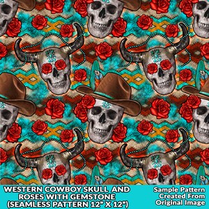 Op de afbeelding: Een naadloos patroon met een cowboy schedel met hoorns, rode rozen, turquoise en gouden geometrische ontwerpen en een bruine cowboyhoed. Het patroon is 30,5 cm bij 30,5 cm.