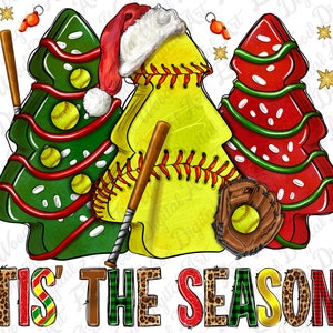 Puede incluir: Un gráfico navideño con tres árboles de Navidad estilizados decorados con cintas rojas y verdes y puntos blancos. Los árboles están decorados con pelotas de béisbol y un guante de béisbol. El texto "TIS' THE SEASON" está escrito en una fuente colorida con un estampado de leopardo, cuadros y rayas verdes y amarillas.