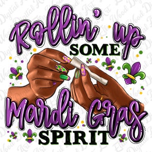 Puede incluir: Texto morado y verde que dice "Rollin' up some Mardi Gras Spirit". Un par de manos con esmalte de uñas morado y verde están enrollando un porro.