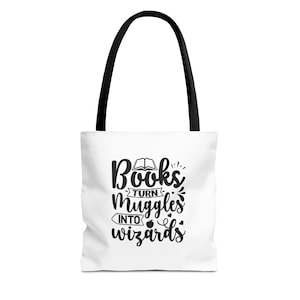 Könnte beinhalten: Weiße Einkaufstasche mit schwarzem Text, der "Books turn Muggles into wizards" lautet. Der Text ist in einer stilisierten Schriftart gehalten und enthält ein offenes Buchsymbol.