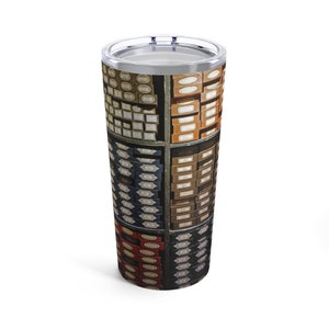Puede incluir: Un vaso de acero inoxidable con una imagen colorida de una pared de pequeñas cajas con etiquetas. Las cajas están apiladas en filas y columnas, y las etiquetas son de varios colores y tipos de letra. El vaso es un regalo popular para los fans de la serie Harry Potter.