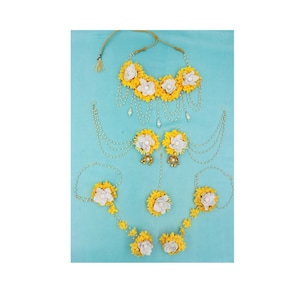 yellow haldi floral jewelry yellow white floral jewelry bridal floral jewelry mehendi floral jewelry Flower jewellery for haldi