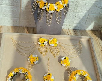 Floral yellow and white jewelry for Haldi    Floral yellow and white jewelry for mehendi, mayoon   floral jewelry