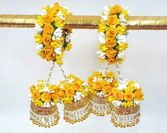 Gelb-weiße Braut-Haldi-Blumen-Armreifen mit Kalire. Braut-Haldi-Blumen-Kalire-Schmuck. Blumenschmuck für Haldi. VERSTELLBARE Blumen-Armreifen