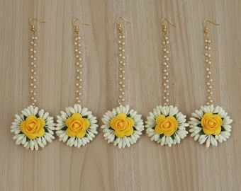 Packung mit 10 Haldi floral Maangtikkas Blume Maang Tikka Für Brautjungfer Mehendi Haldi Sangeet Hochzeit gunsten floral Maangtikkas