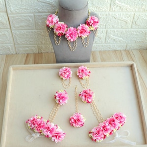 Floral Pink jewelry for haldi, mehendi and mayoon  pink floral jewelry for haldi   Pink haldi jewelry   Pink mehendi jewelry