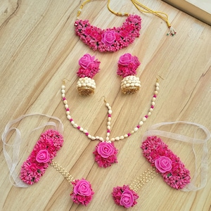 Pink Haldi Floral jewelry  Pink Flower and mogra jewelry set for haldi and mehendi, Pink haldi bridal floral jewelry