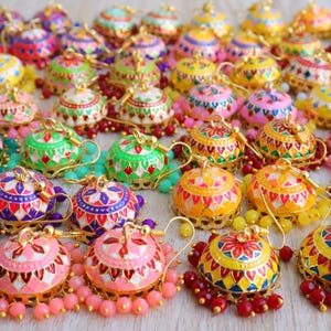 Assortiti 100 pezzi di orecchini meenakari jhumki bomboniere orecchini fatti a mano regali damigella d'onore regali mehendi regali sangeet